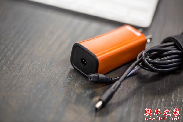 FINsix笔记本电源附带USB-C接口