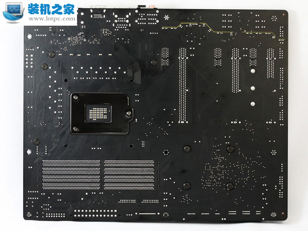 技嘉Z170X-UD5 TH主板背面的8层加厚