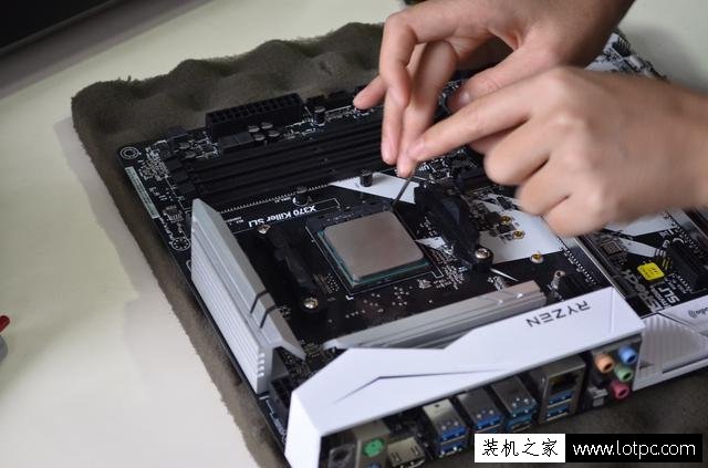 美女教您如何装机！AMD锐龙Ryzen7-1700X电脑组装教程