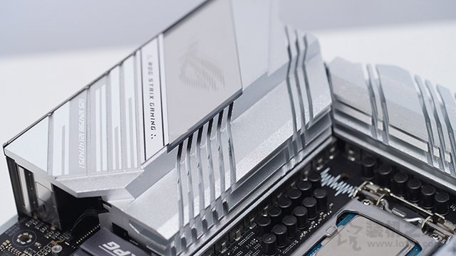 装台白色主题高端主机！11代i7 11900K配RTX3080Ti电脑配置方案